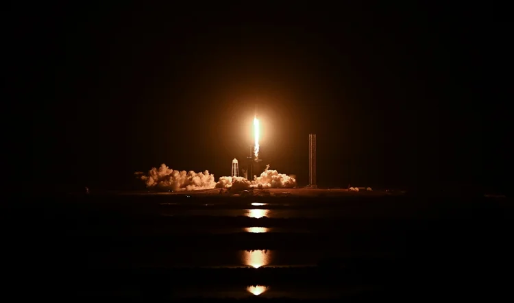 A cápsula Dragon deve ser acoplada à ISS às 1h17 (3h17 de Brasília) de sexta-feira, após uma viagem de pouco mais de 24 horas (AFP/AFP Photo)