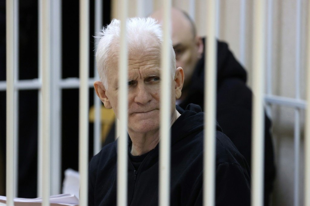 Bialiatski, de 60 anos e fundador da Viasna em 1996, e os outros dois ativistas foram acusados de financiar "atividades que violam gravemente a ordem pública", segundo a ONG (AFP/AFP Photo)