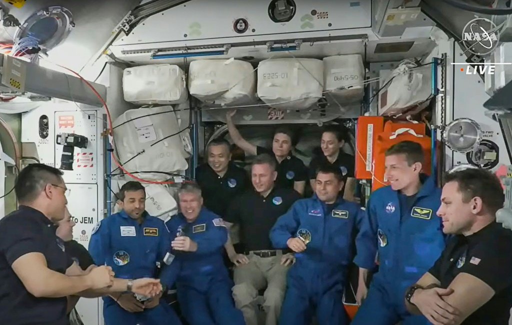 Astronautas de SpaceX Dragon entram na Estação Espacial Internacional