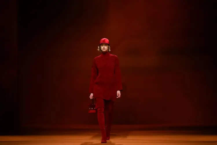 O vermelho dominou as silhuetas elegantes e monocromáticas da mulher Hermès. (AFP/AFP)