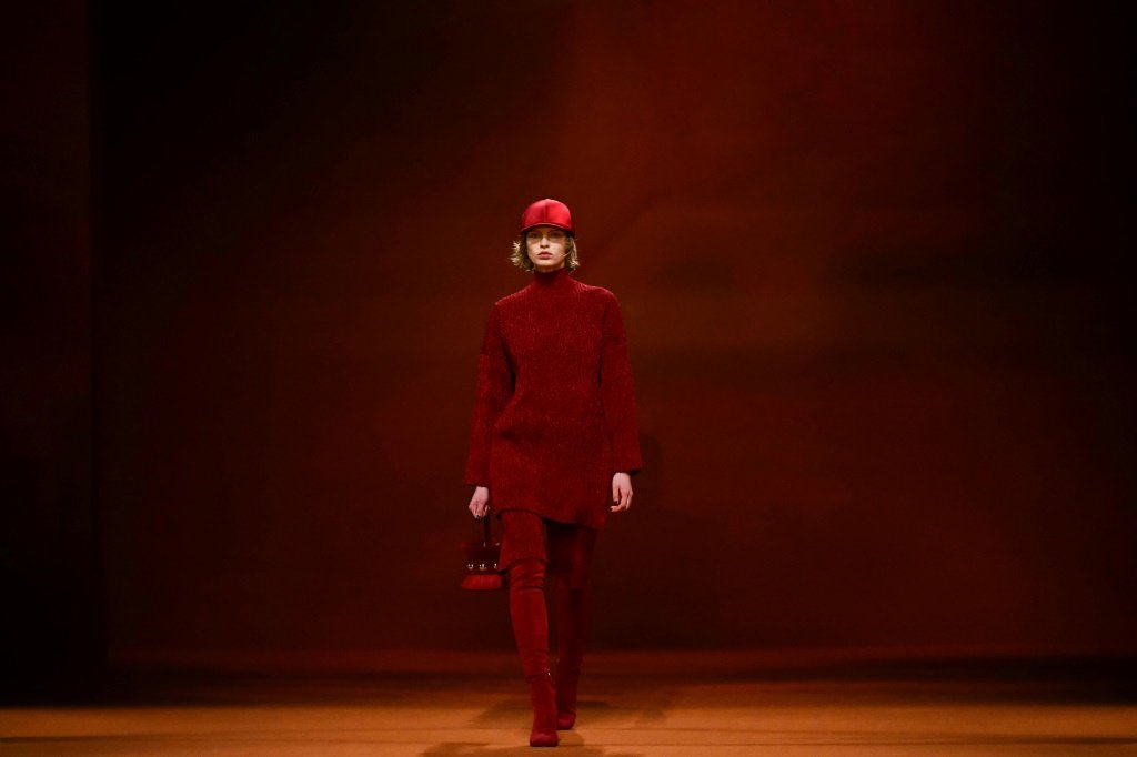 Hermès dita vermelho total para uma mulher poderosa e sexy