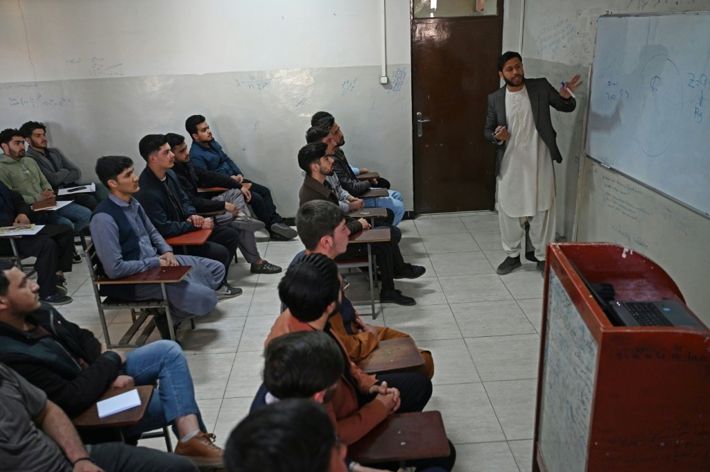 Universidades afegãs retomaram as aulas, mas apenas para os homens: discriminação das mulheres retoma com volta do Talibã (ESTELLE EMONET Y QUBAD WALI/AFP)