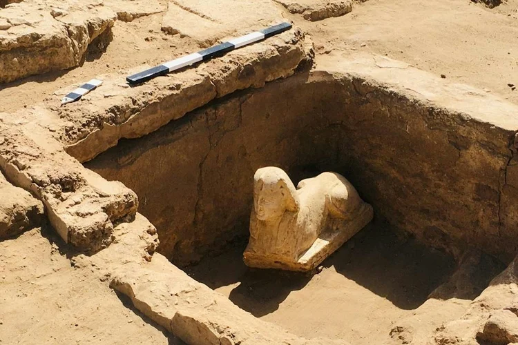 Foto divulgada pelo Ministério de Antiguidades do Egito, em 6 de março de 2023, mostra uma esfinge vista perto do templo de Dendera (Ministério de Antiguidades do Egito/AFP/AFP Photo)