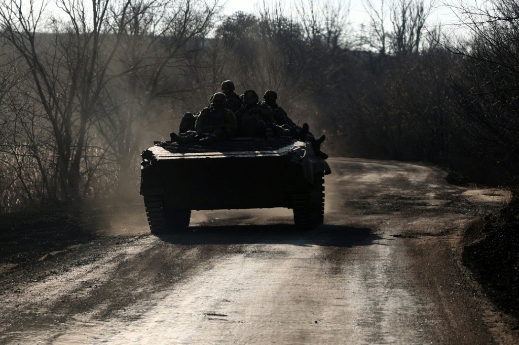 Nas últimas semanas, os russos, liderados pelo grupo paramilitar Wagner, avançaram pouco a pouco e parecem já controlar os acessos norte, leste e sul da cidade (AFP/AFP Photo)