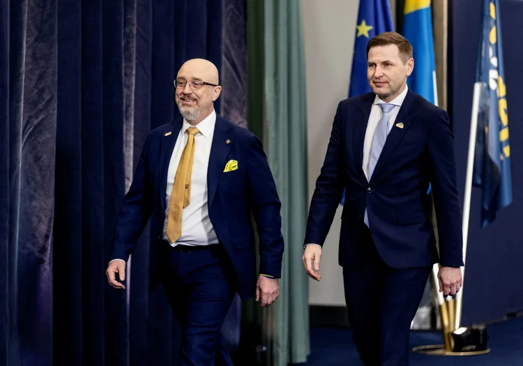 Os ministros da Defesa da Ucrânia, Oleksiï Reznikov, e da Estônia, Hanno Pevkur, antes da reunião em Estocolmo (Max Delany/AFP)