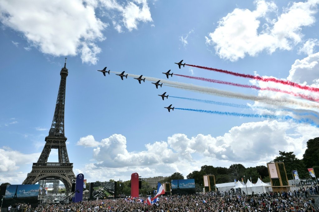 'Patrouille de France' faz apresentação perto da Torre Eiffel. (AFP/AFP)