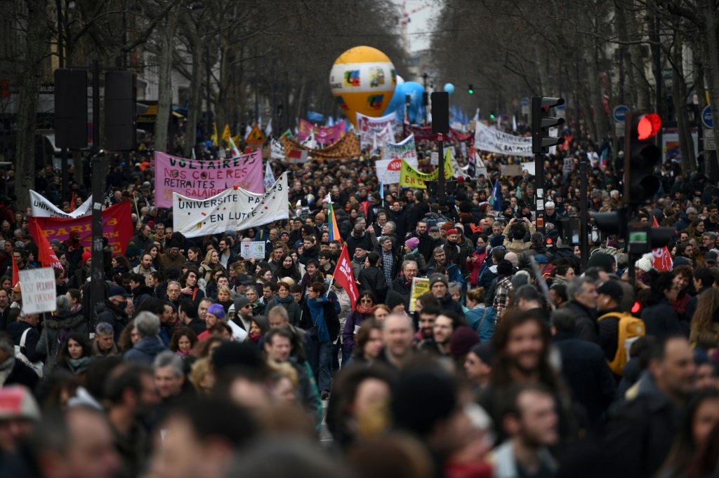Protesto contra reforma da Previdência em Paris. (AFP/AFP)