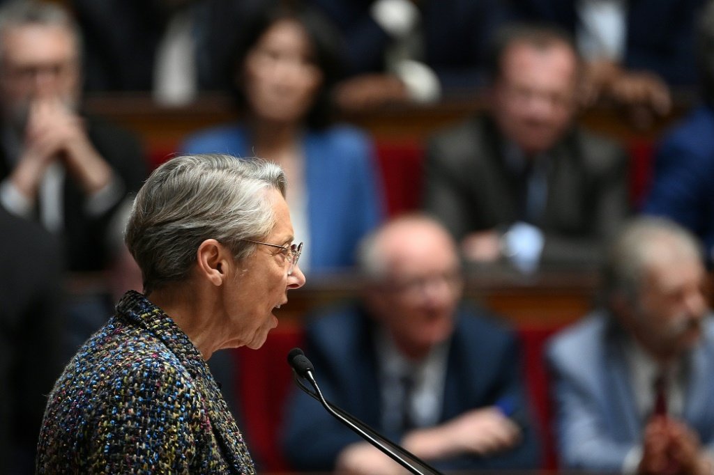 Primeira-ministra francesa, Elisabeth Borne, discursa no Parlamento, em Paris, em 16 de março de 2023, confirmando o uso do artigo 49.3 (Antonio RODRIGUEZ/AFP)
