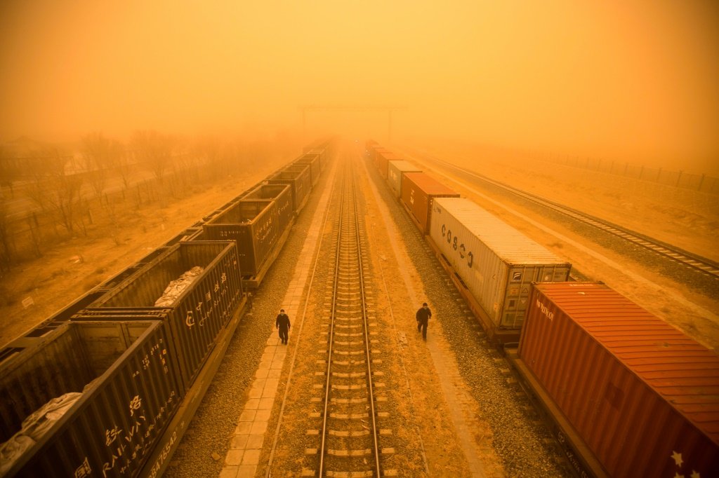 Poluição grave: tempestade de areia polui o ar e deixa "céu laranja" na China