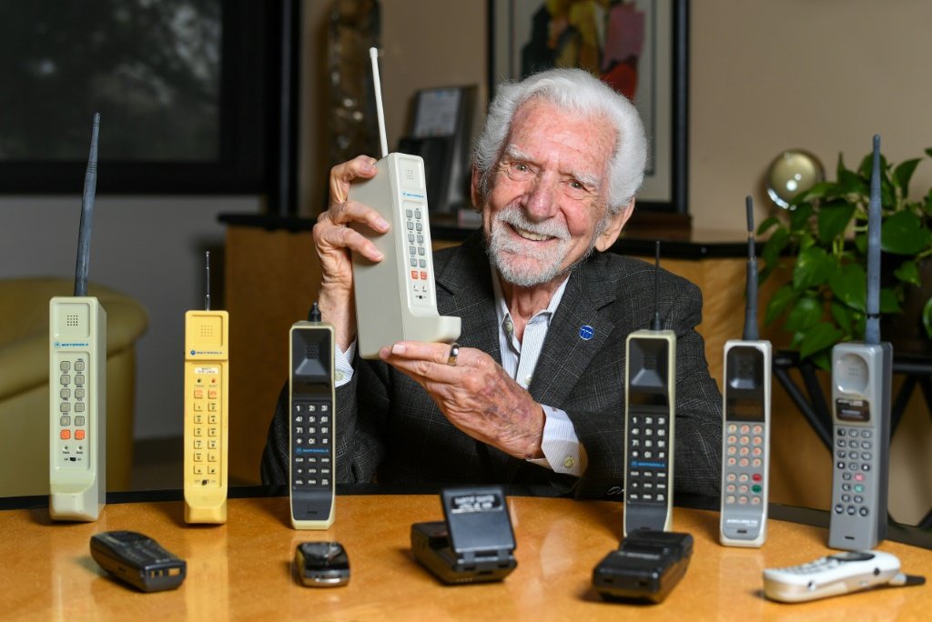 Martin Cooper: engenheiro que liderou o projeto do primeiro celular da história, fabricado pela Motorola (Huw GRIFFITH/AFP)