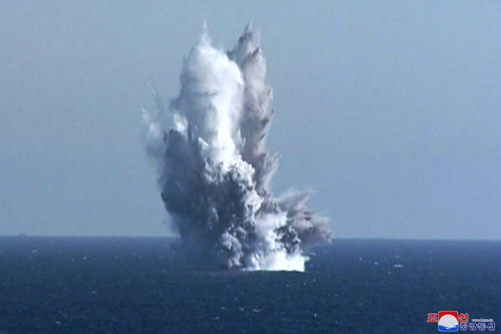 Imagem divulgada pela agência oficial norte-coreana KCNA mostra a explosão causada por um suposto drone submarino com capacidade nuclear no Mar do Japão, em 23 de março de 2023 (AFP/AFP Photo)