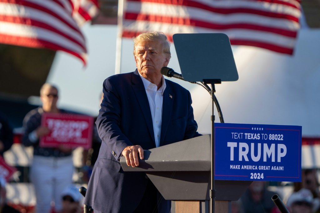 O ex-presidente dos EUA, Donald Trump, fala durante um comício da campanha eleitoral de 2024 em Waco, Texas, em 25 de março de 2023 (Moisés ÁVILA/AFP)