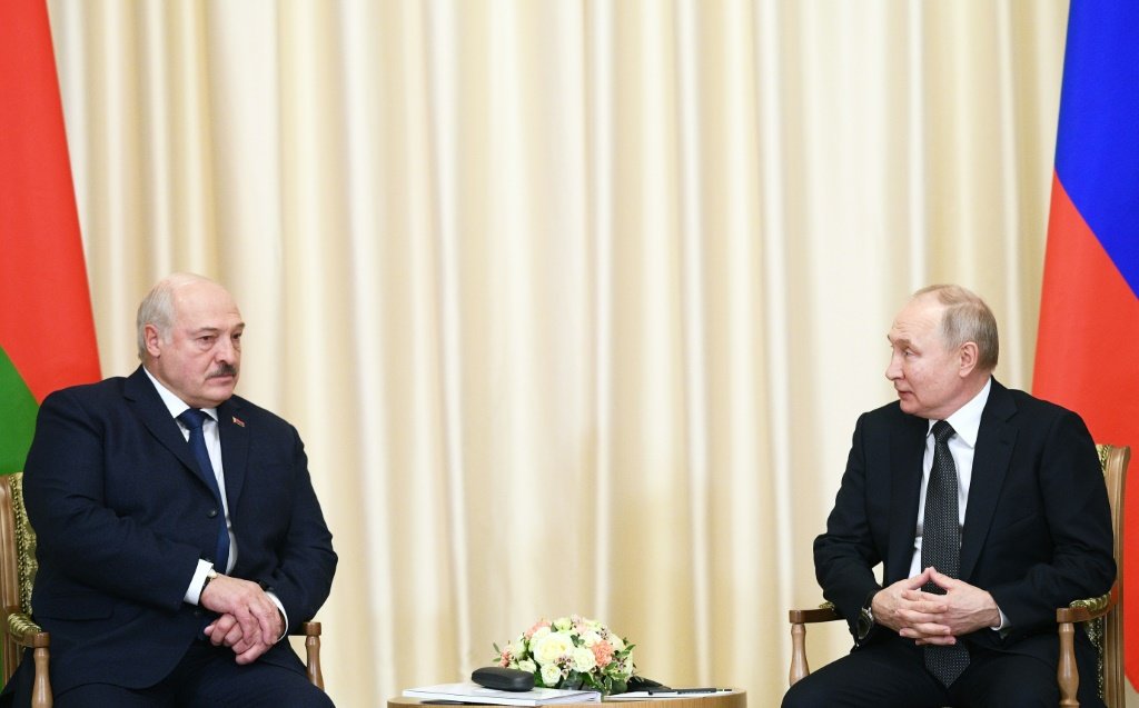 No sábado, o presidente russo anunciou a implantação em Belarus, que faz fronteira com a Ucrânia, a Polônia e a Lituânia, de armas nucleares "táticas" de menor potência (AFP/AFP Photo)