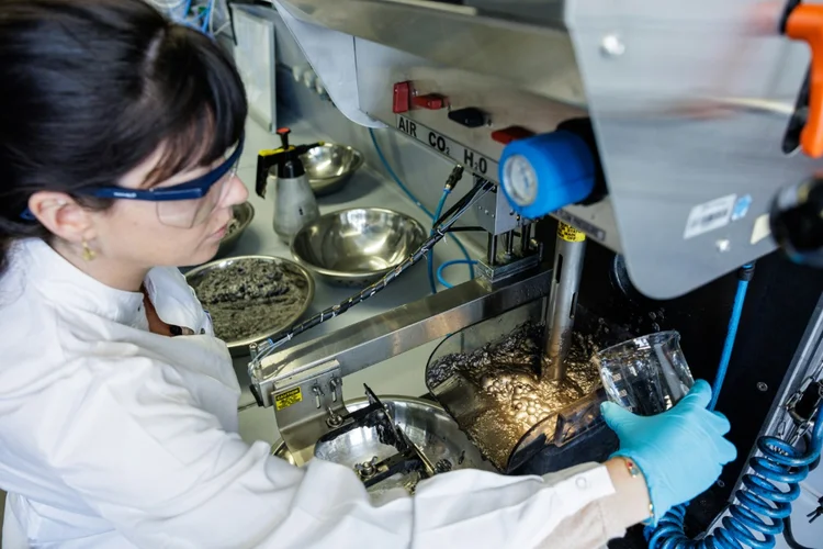 Pesquisadora Anna Vanderbruggen: mistura de elementos químicos para sistema de reciclagem de grafite, em um laboratório de Freiberg, Alemanha, em 27 de fevereiro de 2023 (Reprodução/AFP)