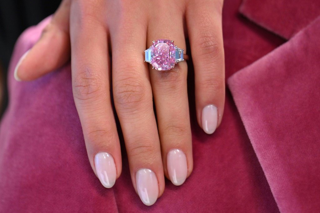 Raro diamante rosa estimado em US$ 35 milhões vai a leilão em NY