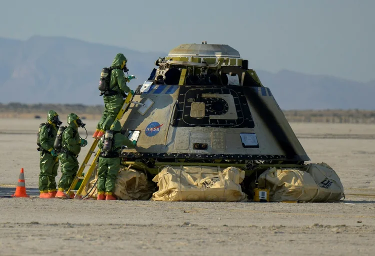 A cápsula espacial CST-100 Starliner em momento de pouso no campo de mísseis de White Sands, após um voo de testes não tripulado, em maio de 2022 (Agence France-Presse/AFP)