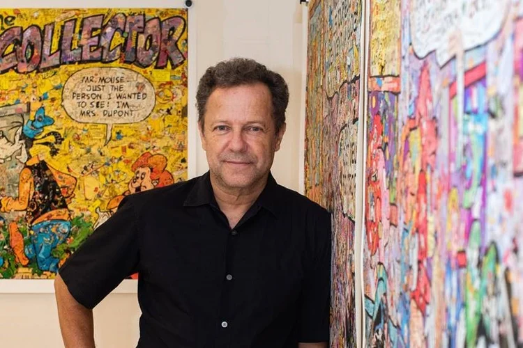 Vik Muniz: artista posa em seu ateliê no Rio de Janeiro com obras da exposição “Gibi” (Acervo/Reprodução)