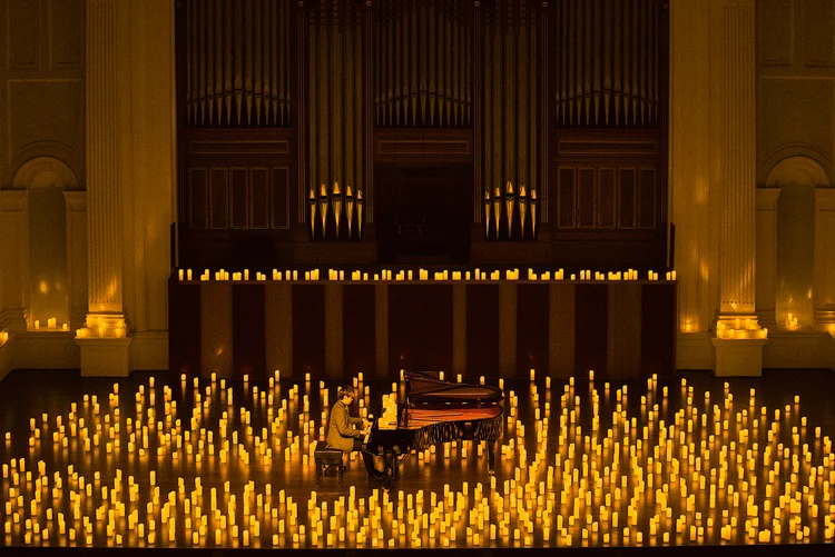Candlelight da Warner: em comemoração ao centenário, estúdio organiza orquestra para tocar algumas das trilhas sonoras mais famosas do cinema (Victoria Hall/ Warner Bros./Divulgação)