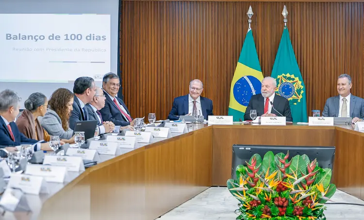 Lula e ministros na reunião dos 100 dias: governo vai aproveitar marco para fazer alterações na comunicação dos ministérios (Ricardo Stuckert/PR/Divulgação)
