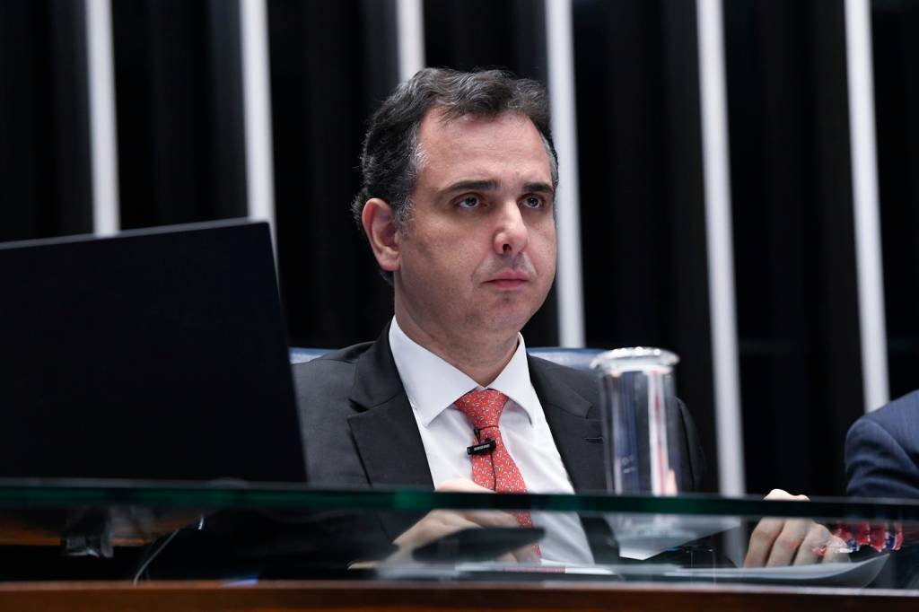 De volta a Brasília, Pacheco deve costurar acordos da CPMI do 8 de janeiro