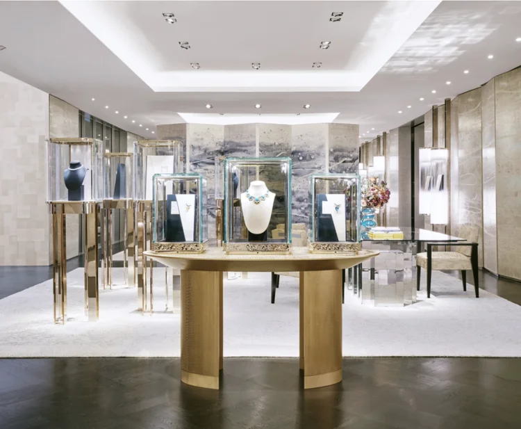 Salão da Tiffany na loja da Quinta Avenida de Nova York: design clássico e obras de arte. (Tiffany/Divulgação)