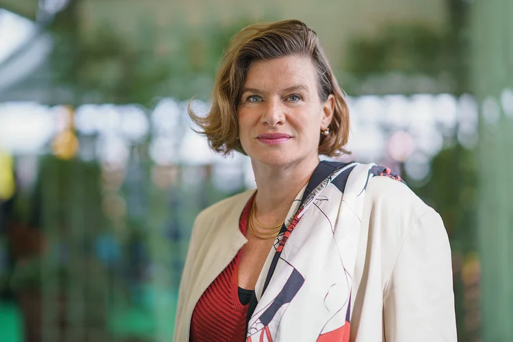 A economista Mariana Mazzucato: para resolver problemas socioambientais endêmicos, os governos deveriam usar a mesma lógica de orçamento das guerras (David Levenson/Getty Images)