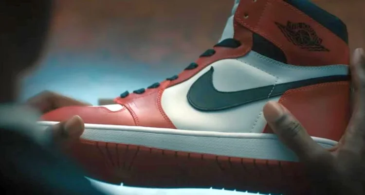 O tênis Air Jordan: linha criada para Michael Jordan (Air: a história por trás do logo/Divulgação)
