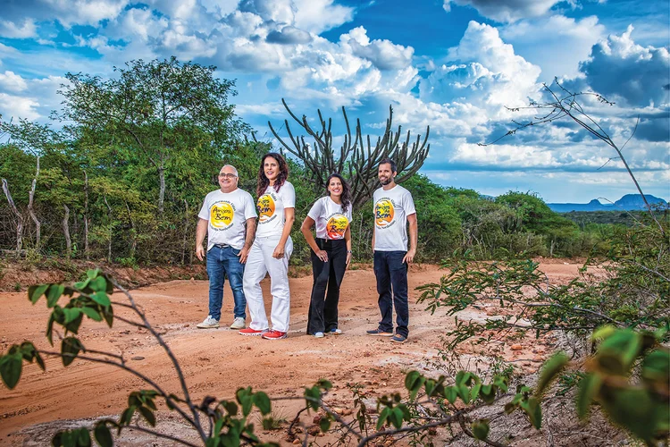 Alceu Caldeira, Alcione e Caroline Albanesi e André de Luca: à frente de um grupo de mais de 10.000 voluntários no sertão do Nordeste  (Leandro Fonseca/Exame)