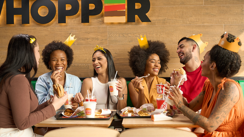 Burger King lança coleção inédita com coroas para celebrar a diversidade