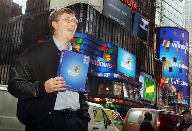Bill gates comemora Times Square Bill Gates celebrando o lançamento do Windows XP em 2001