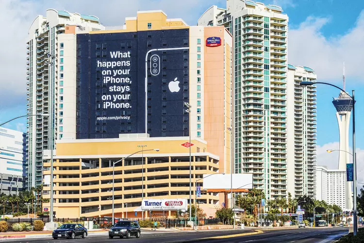 Cartaz da Apple em Las Vegas, em 2019, durante a feira CES: “O que acontece no seu iPhone fica no seu iPhone” . (Picture Alliance/Getty Images)