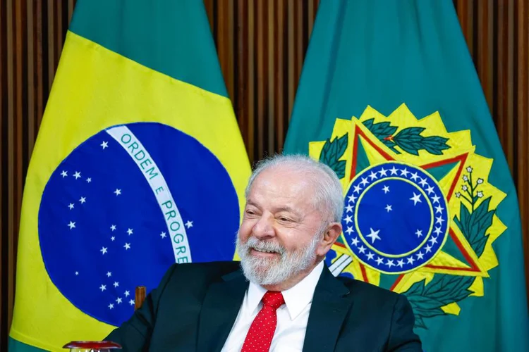 Lula: "Não vamos ficar produzindo carro para um povo que não pode comprar" (Ricardo Stuckert/ Twitter/Reprodução)