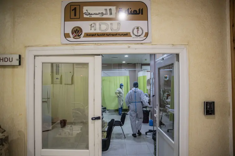 KHARTOUM, SUDAN - JANUARY 28: Health workers wearing personal protective equipment tend to a patient at the Covid-19 ward of Jabra Central Hospital on January 28, 2021 in Khartoum, Sudan. Sudan's Ministry of Health has reported 1760 deaths since the beginning of the Coronavirus pandemic, 75% of which were in the capital of Khartoum. (Photo by Abdulmonam Eassa/Getty Images) (Abdulmonam/Getty Images)