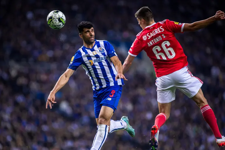 PORTO, PORTUGAL - OCTOBER 21: Mehdi Taremi of FC Porto and Antonio Silva of SL Benfica battle for the ball during the Liga Portugal Bwin match between FC Porto and SL Benfica at Estadio do Dragao on October 21, 2022 in Porto, Portugal. (Photo by Diogo Cardoso/DeFodi Images via Getty Images) (DeFodi Images/Getty Images)