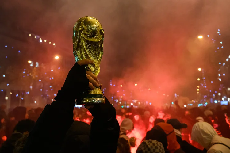 PARIS, FRANCE - DECEMBER 18: French fans support their team during  the FIFA World Cup Qatar 2022 soccer final match between France and Argentina at Champs Elysee, Paris, France on December 18, 2022. (Photo by Julien Mattia/Anadolu Agency via Getty Images) (Anadolu Agency/Getty Images)