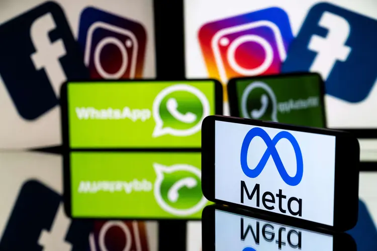 Telas com aplicativos da Meta, dona do Whatsapp (LIONEL BONAVENTURE/Getty Images)