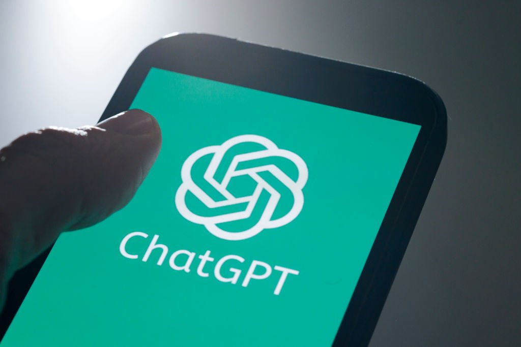 Foto simbólica: O logotipo do chatbot ChatGPT (Transformador Pré-treinado Generativo) da empresa OpenAI pode ser visto em um smartphone em 03 de abril de 2023 em Berlim, Alemanha. (Foto de Thomas Trutschel/Photothek via Getty Images) (Thomas Trutschel/Getty Images)