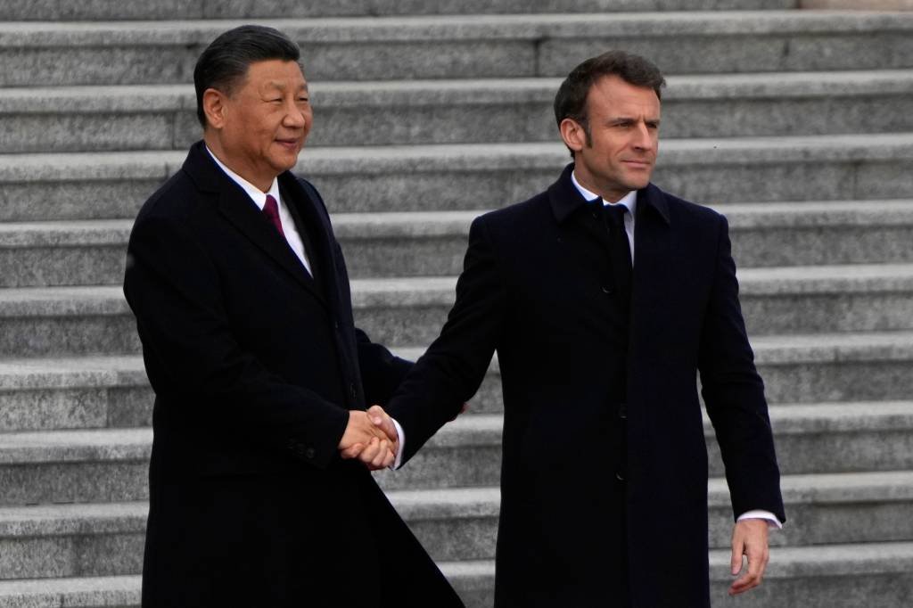 BEIJING, CHINA - APRIL 06: French President Emmanuel Macron shakes hands with Chinese President Xi Jinping during a welcome ceremony outside the Great Hall of the People on April 6, 2023 in Beijing, China. French President Macron is in China for a three-day state visit, seeking to change Chinese President Xi's stance on the Russia-Ukraine war, and improving European trade ties. (Photo by Ng Han Guan - Pool/Getty Images) (Ng Han Guan/Getty Images)