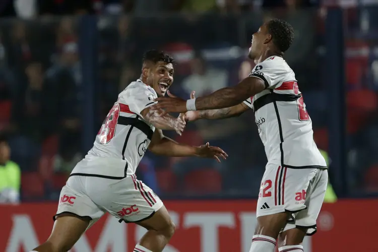 BUENOS AIRES, ARGENTINA - APRIL 06:  Erison of Sao Paulo celebrates with teammate David after scoring the second goal of his team during the Copa CONMEBOL Sudamericana 2023 group D match between Tigre and Sao Paulo at Jose Dellagiovanna Stadium on April 6, 2023 in Buenos Aires, Argentina. (Photo by Daniel Jayo/Getty Images) (Daniel Jayo/Getty Images)