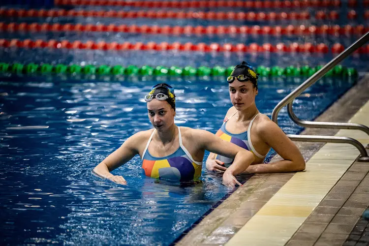 As nadadoras ucranianas Vladyslava e Maryna Aleksiiva. (DIMITAR DILKOFF/AFP/Getty Images)