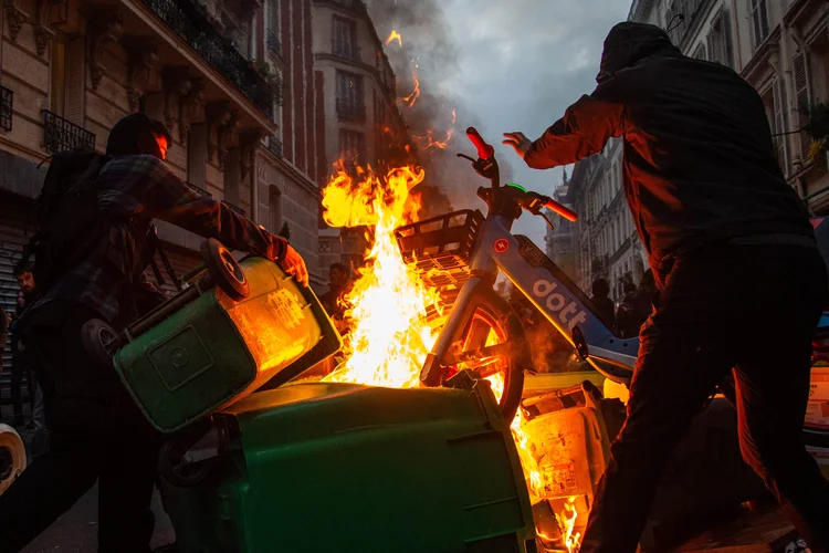 França: Macron delimitou o prazo de 100 dias para superar a atual crise política e social no país.  (Anadolu Agency/Getty Images)