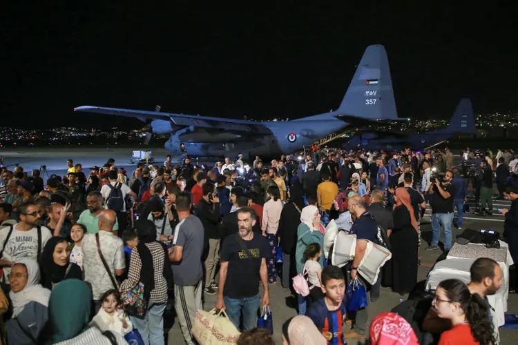 O exército alemão anunciou que removeu 101 pessoas do Sudão com um avião militar (KHALIL MAZRAAWI/Getty Images)