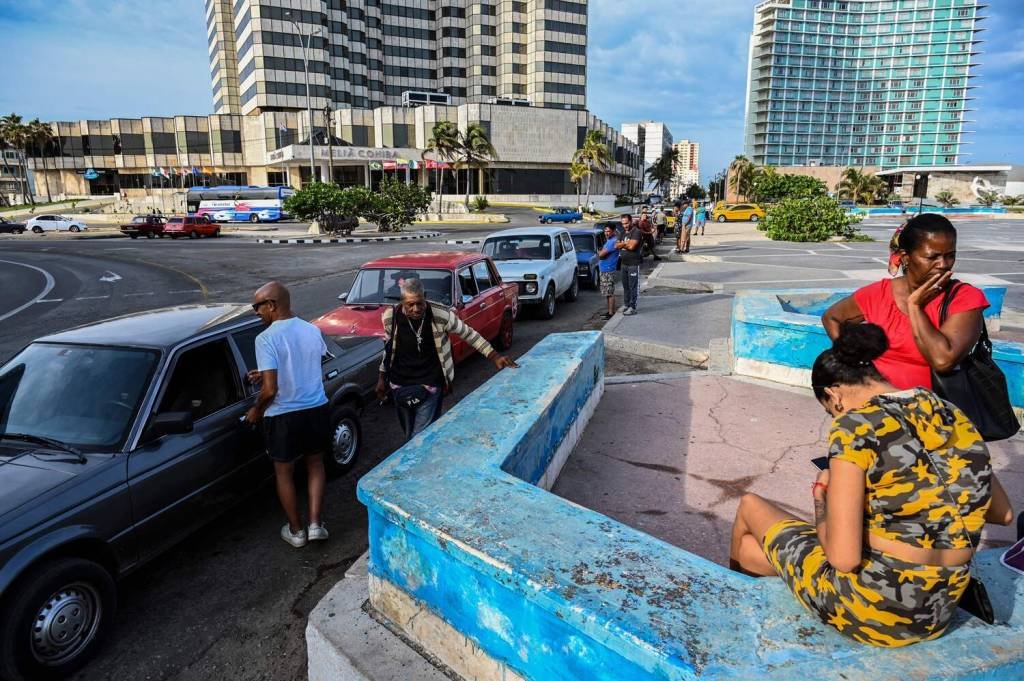 Em Cuba, consumidor leva até um dia inteiro na fila do posto de gasolina