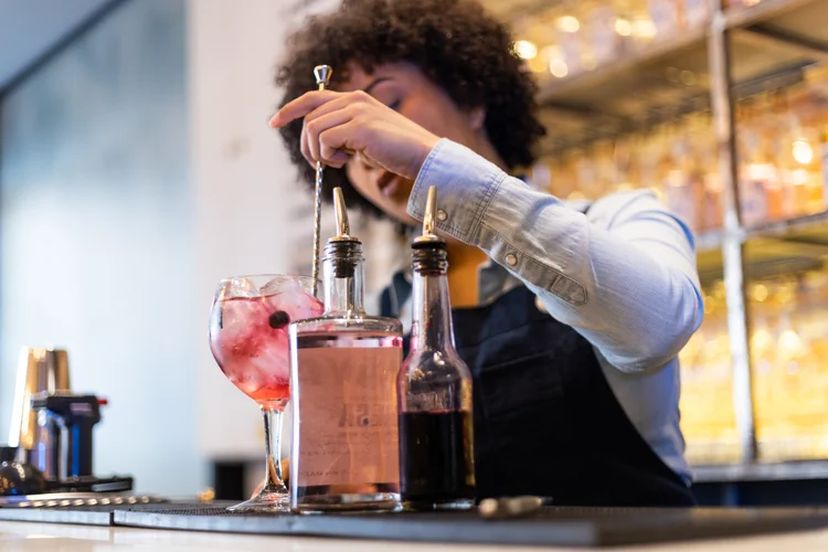 Vemos também os bartenders ganhando cada vez mais destaque e reconhecimento internacional. (David Fuentes Prieto/Getty Images)