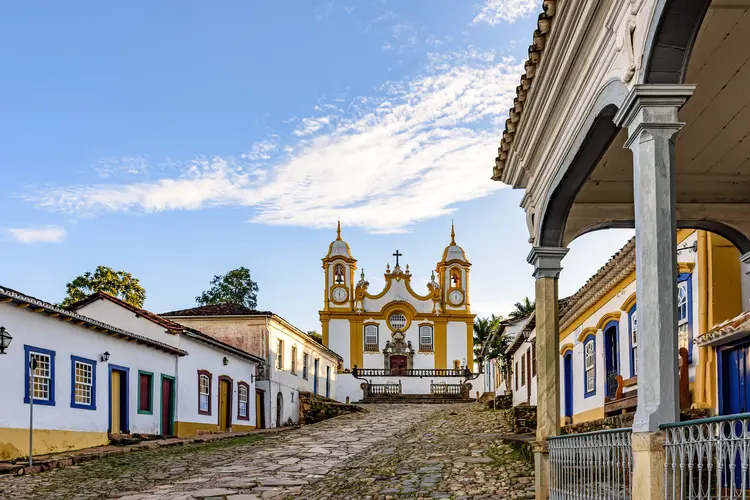 A quiet historic street in the city of Tiradentes in Minas Gerais with colonial houses and a baroque church in the background (Getty/Getty Images)