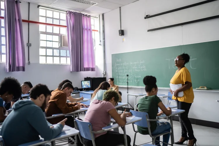 Em agosto deste ano, a prefeitura publicou um decreto do prefeito Eduardo Paes proibindo o uso dos aparelhos durante as aulas (Royalty-free/Getty Images)