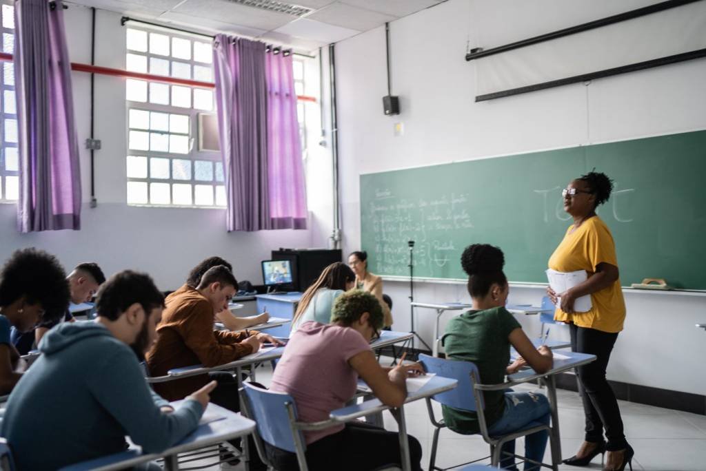 Rio quer proibir uso de celular por alunos em escolas e faz consulta pública; veja como participar