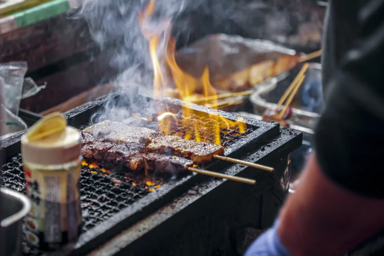 Saiba como preparar um bom churrasco a partir destas 10 dicas. (DigiPub/Getty Images)