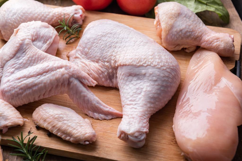 Exportações de carne de frango atingem recorde de 514,6 mil t em março, diz ABPA