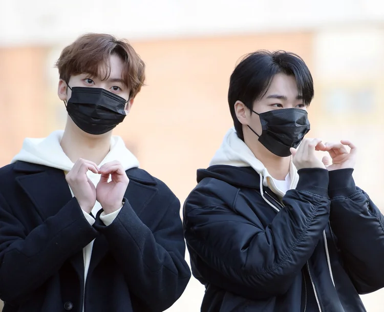 Yoon San-Ha (esquerda) e Moonbin (direita), da banda de K-pop Astro (Chosunilbo JNS/Imazins/Getty Images)